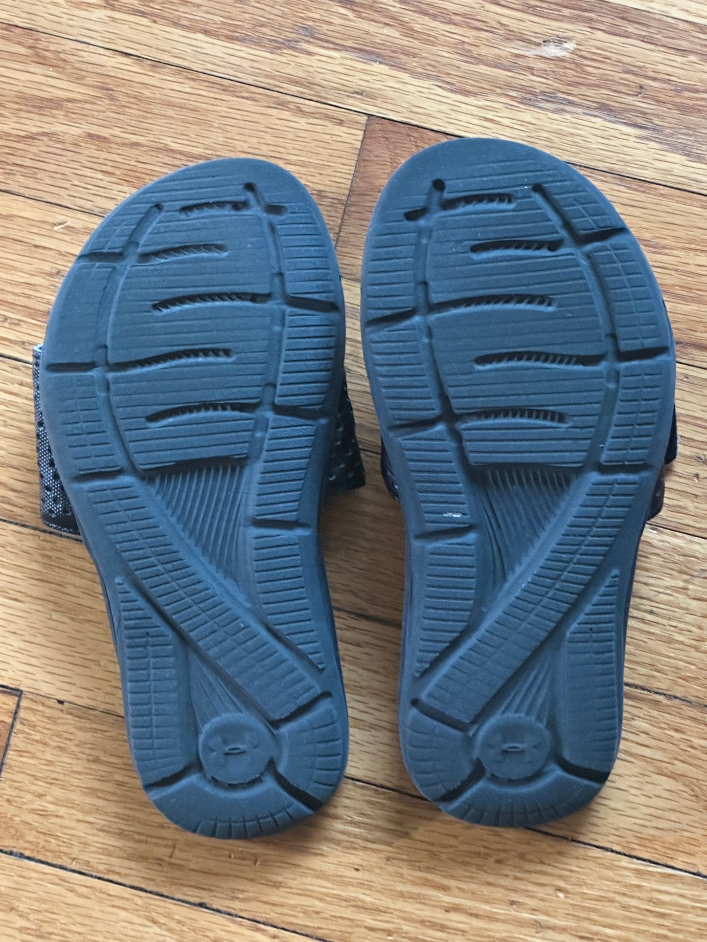 #94 REDUCED Under Armour Slides - size 4Y - EUC