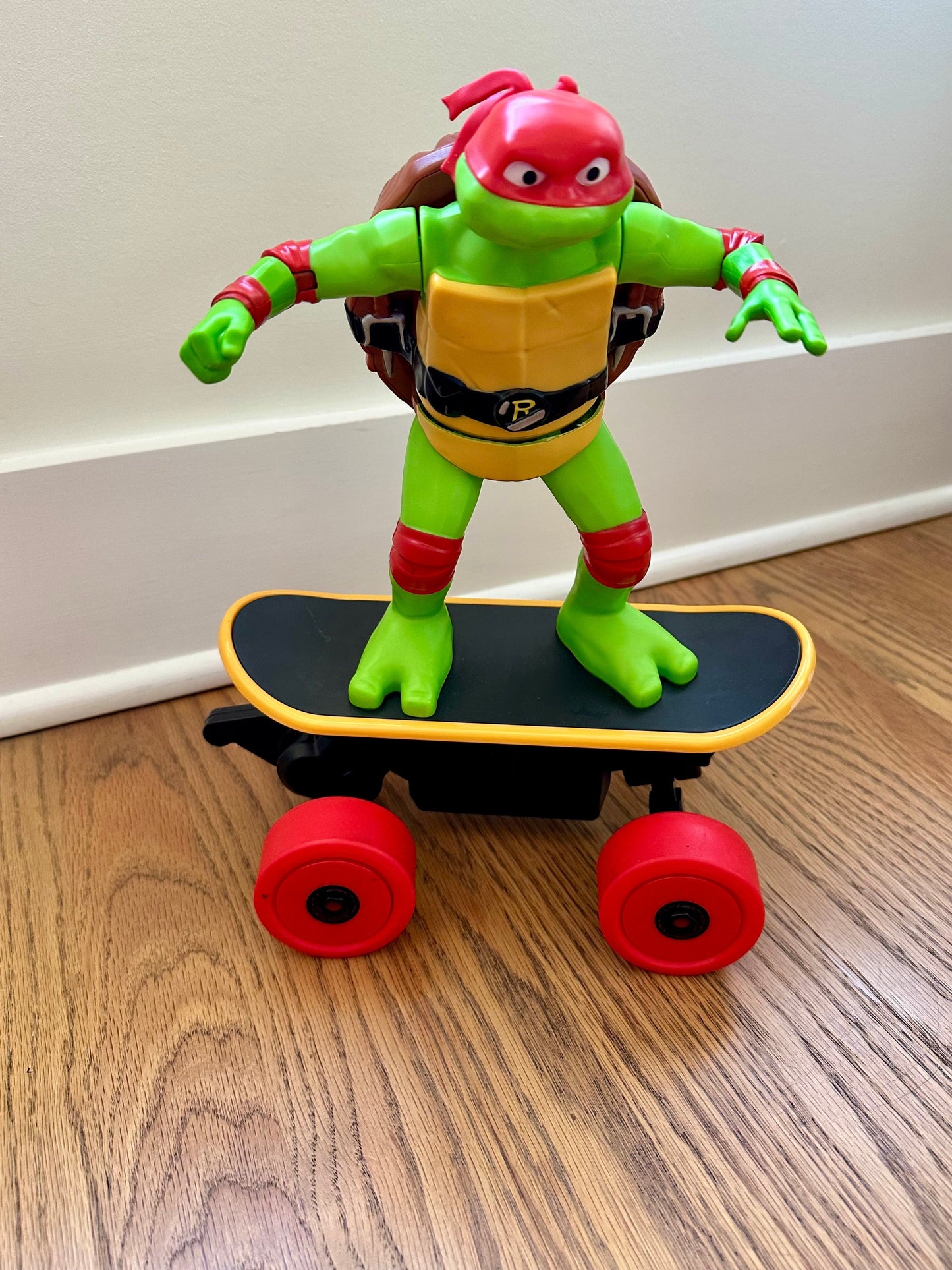#198- Teenage Mutant Ninja Turtles Raphael Cowabunga Skate Remote Control Toy