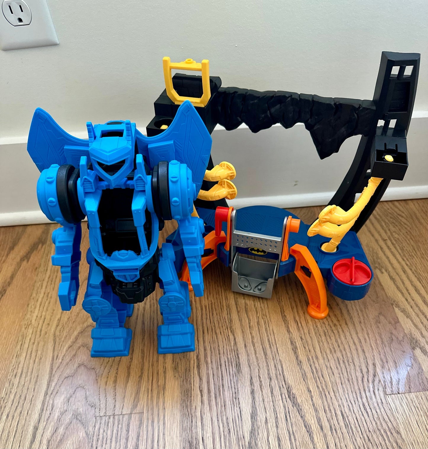 #198- Imaginext DC Super Friends Batman Playset, Command Center with 10-inch Robot