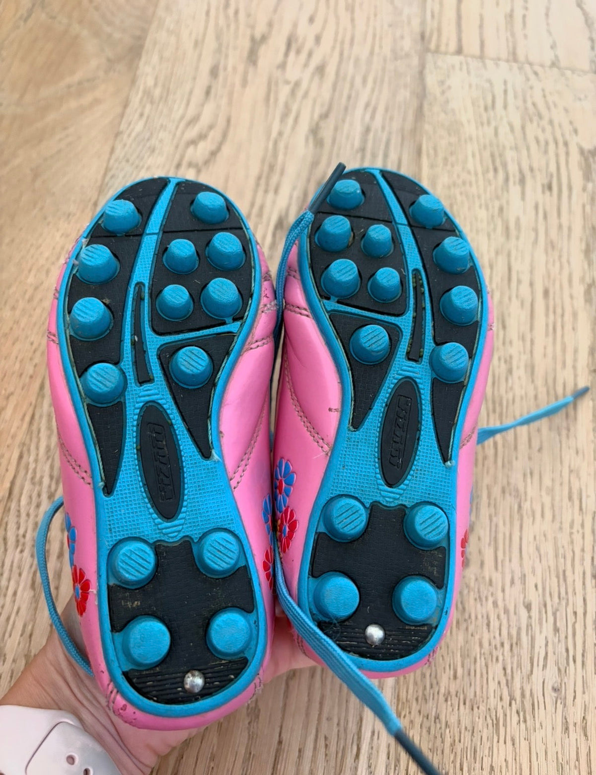 #158 Girls size 9.5C Pink Soccer Cleats