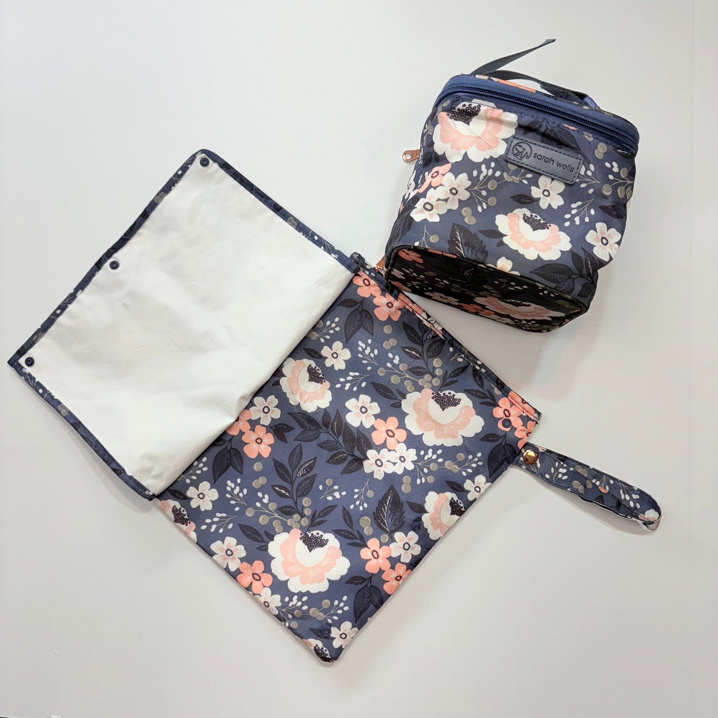 Seller 189 Sarah Wells Pumperoo Wet/Dry Bag with Staging Mat & Cold Gold Breastmilk Cooler Bag