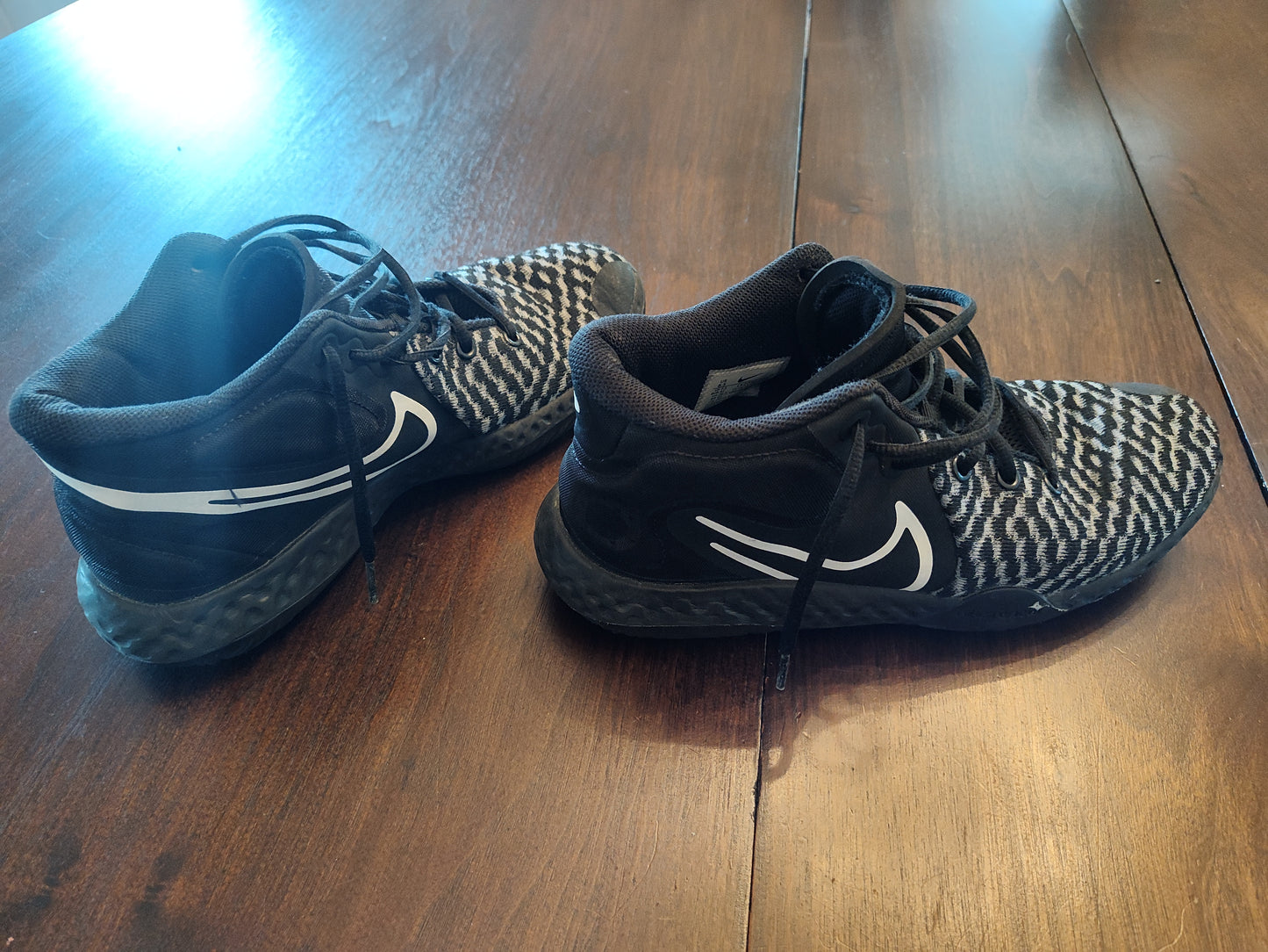 Seller 185: Nike Men's size 8.5 Black/White shoes