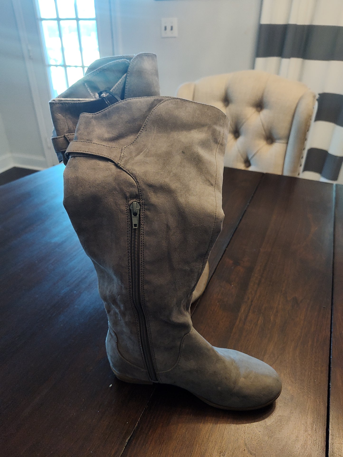 Seller 185: Express Women's boots size 6