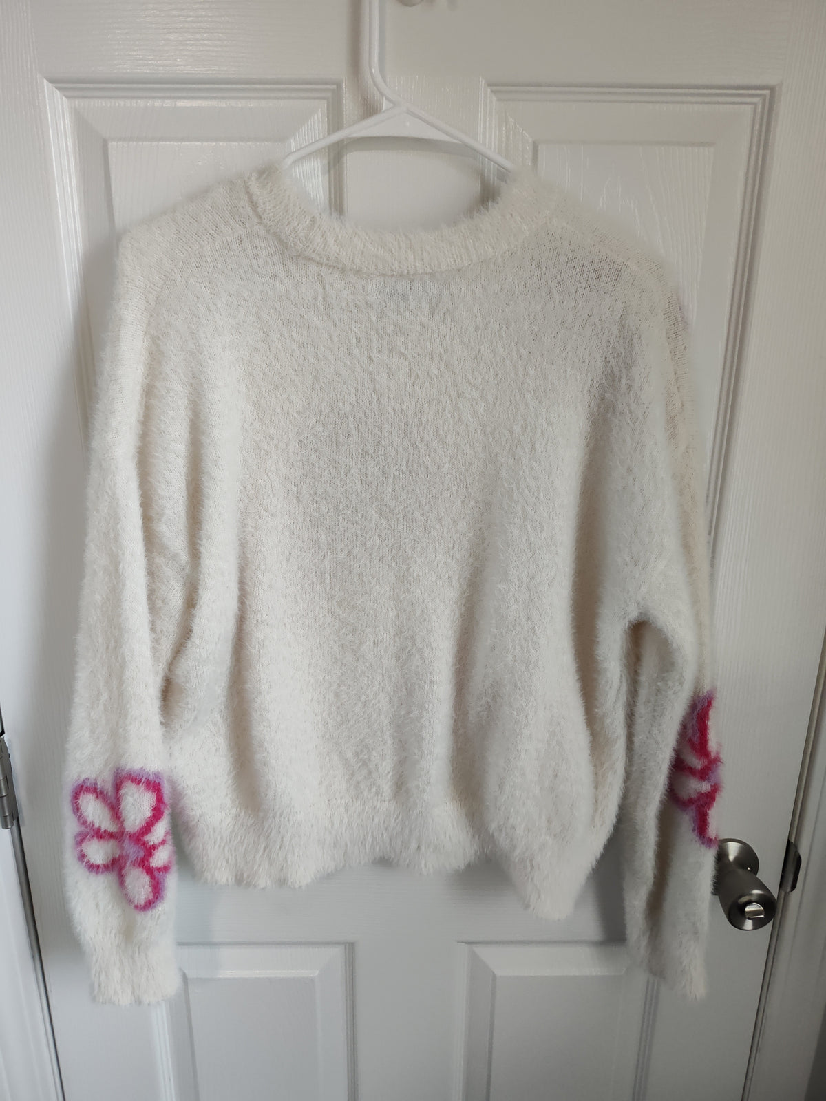 Seller 189: Hooked Up women's flower fuzzy sweater size Medium