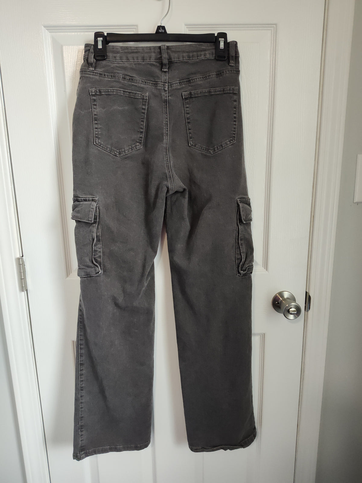 Seller 189: Hot Topic Black Cargo Star Jeans women's size 7