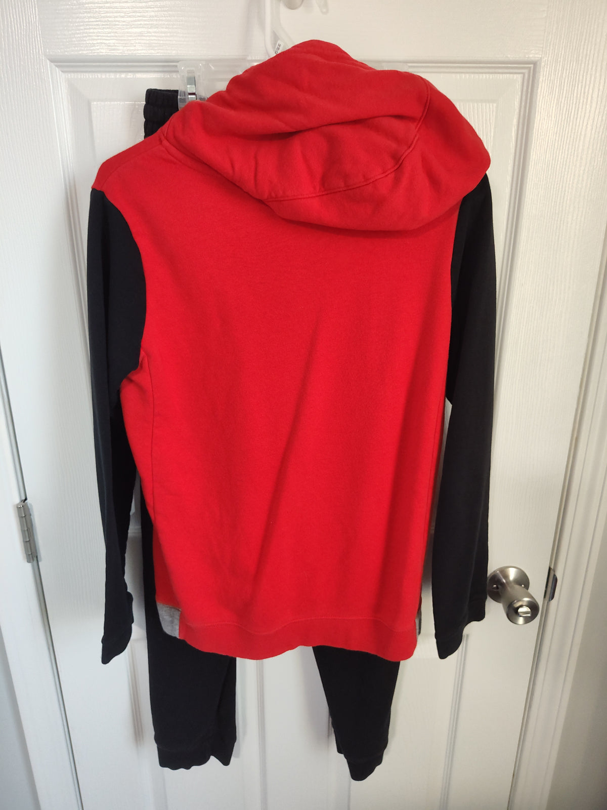 Seller 189: Nike Hoodie Outfit Red/Black Boys size YXL (Appx 16)