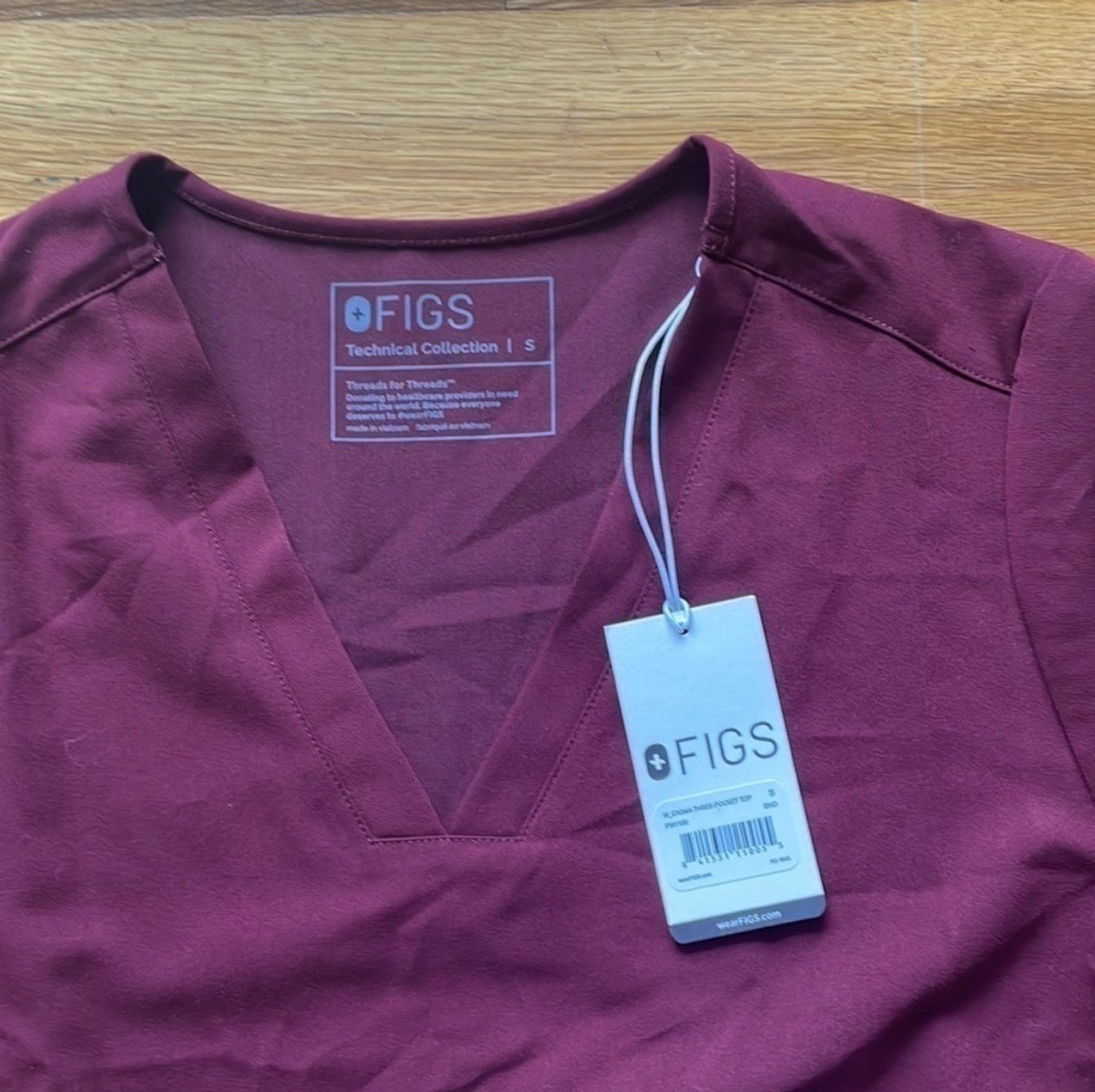 #116 Figs Casma Three-Pocket burgundy Scrub Top NWT small