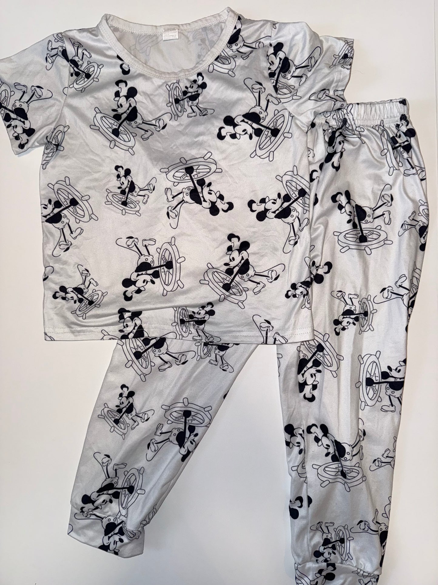 Seller 106: *Reduced* Size 110 (4/5) Mickey Pajamas