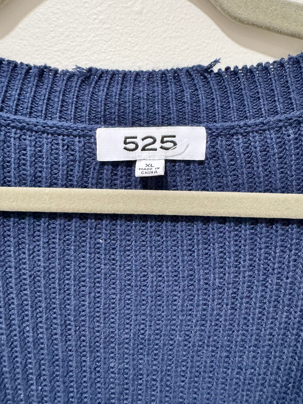 #108 Women's Navy Stripe Distressed V-Neck Sweater Tuckernuck Size XL EUC