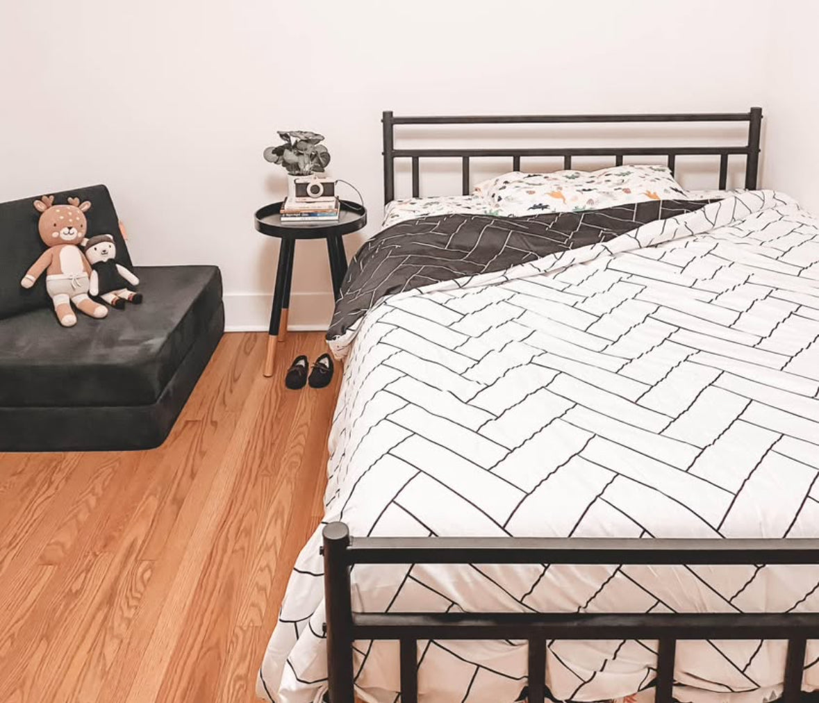 #198- Black & White Reversible Duvet Cover & Pillow Sham- Full Size *Cover only- no insert*