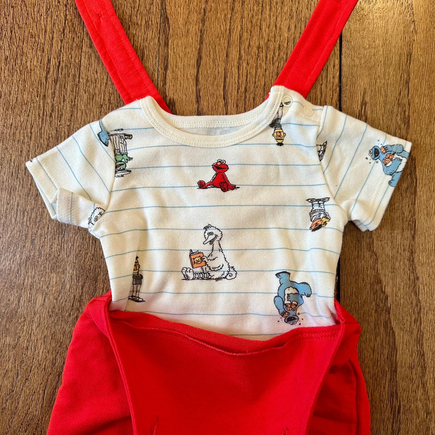 #95 EUC Boys / Gender Neutral Sesame Street Elmo Overalls with Bucket Hat, size 0-3 months *REDUCED*