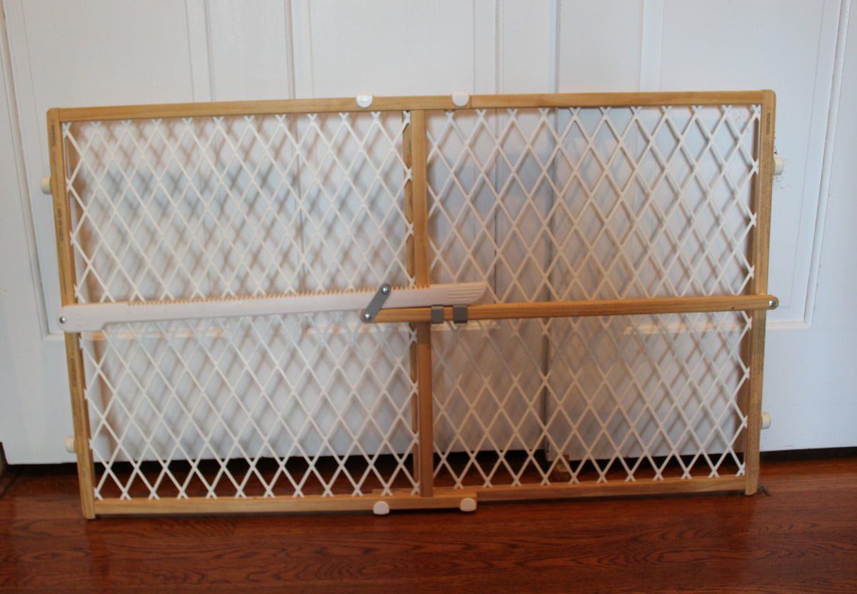 #168 Munchkin wooden baby gate