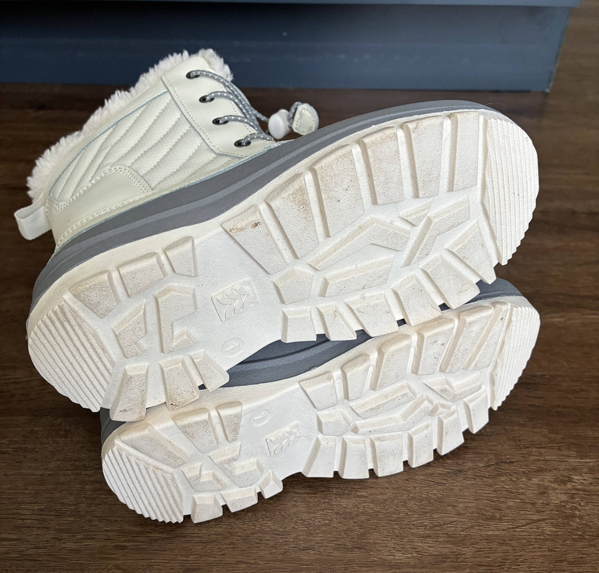#126 EUC All in Motion White & Gray Thermolite Snow Boots Girls 1