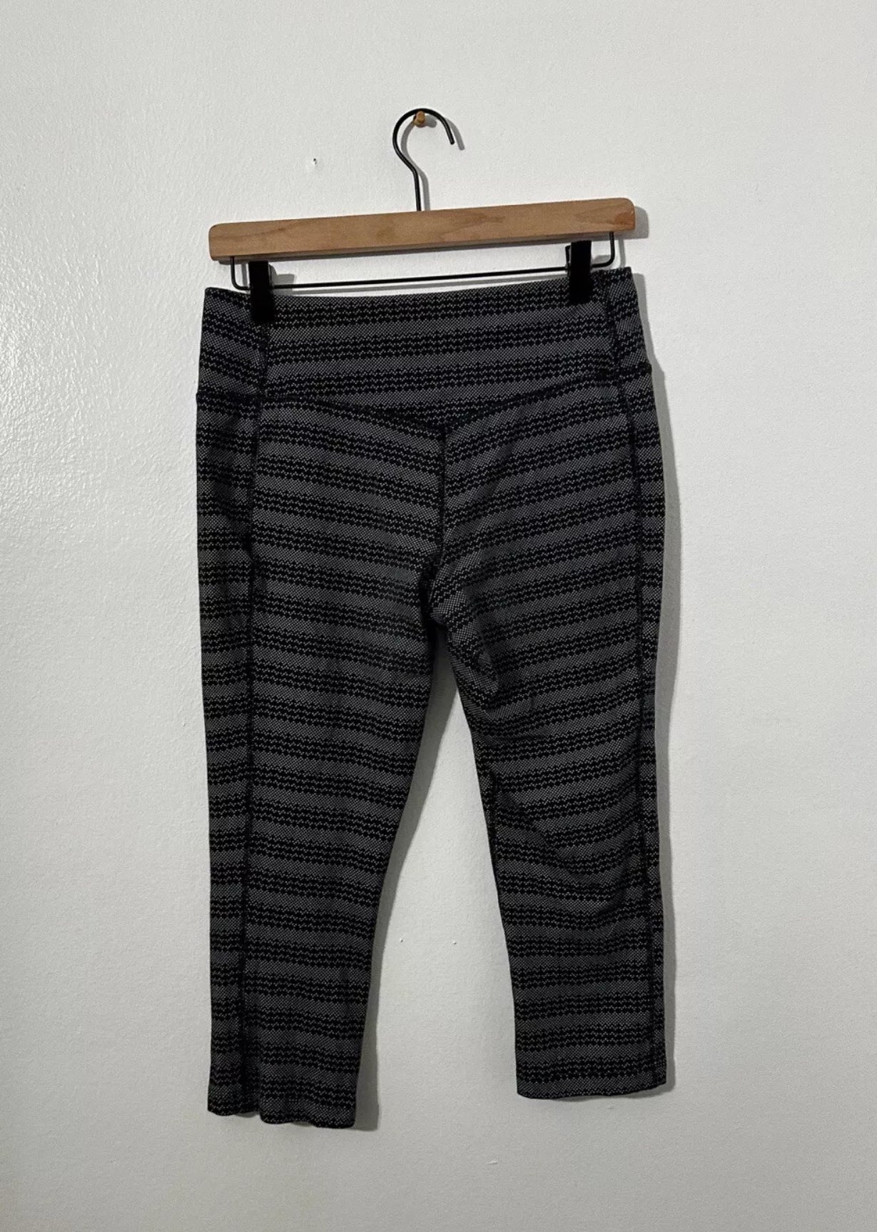 #111 Women’s Nike Spotted Striped Black & White Dri-Fit Capri Athletic Legging Medium