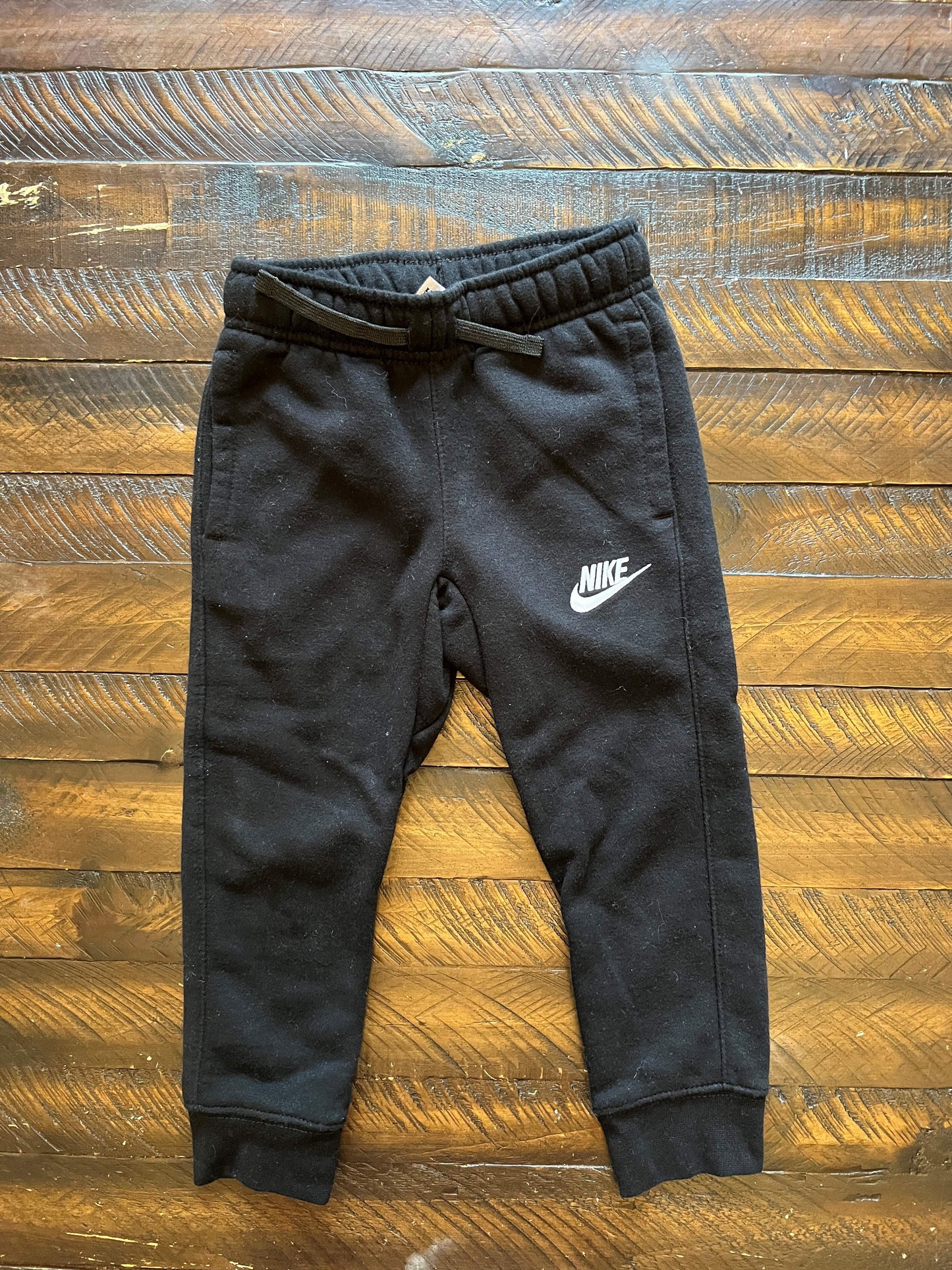 134 Nike Boys Black Joggers Size 4
