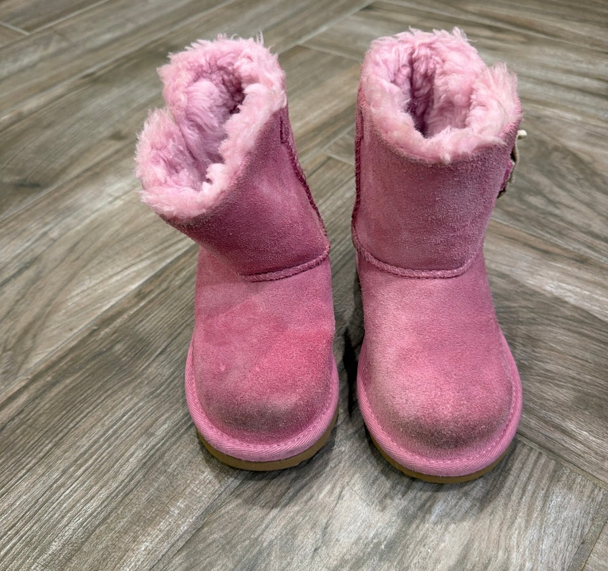 #198 Girls Uggs size 9