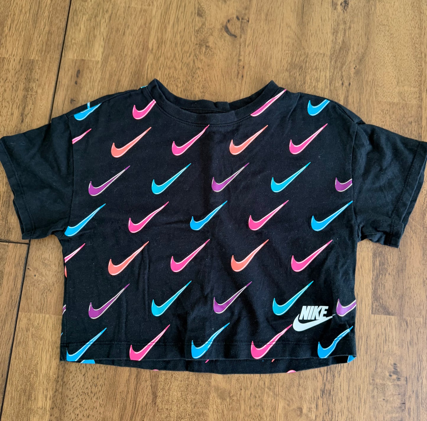 #117, Girls 4T, Nike black swoop cropped shirt, EUC