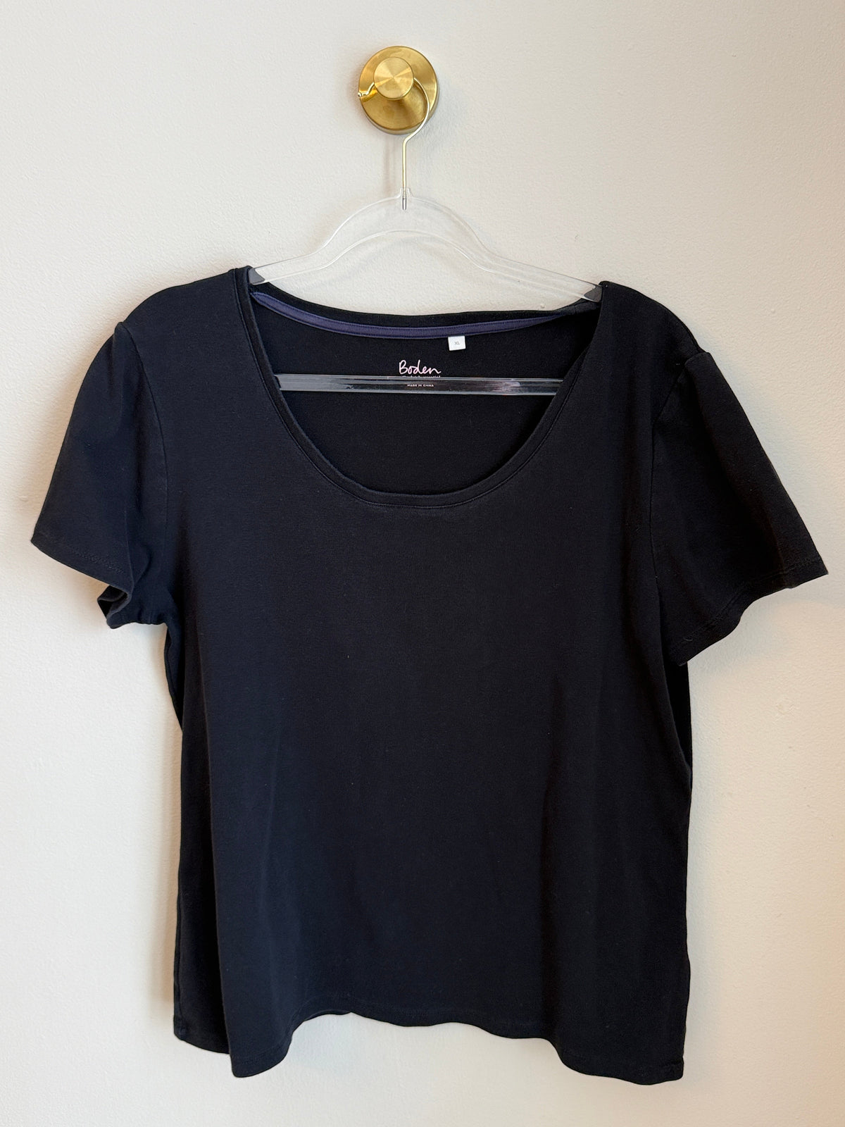 Seller #156_Boden Womens Set of 2 Scoop Neck SS Tee and White Tank Size XL