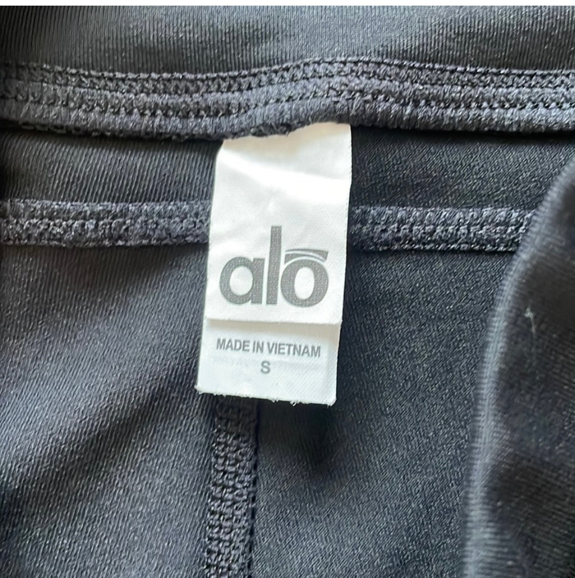 #116 Body Alive Alo black crop leggings small