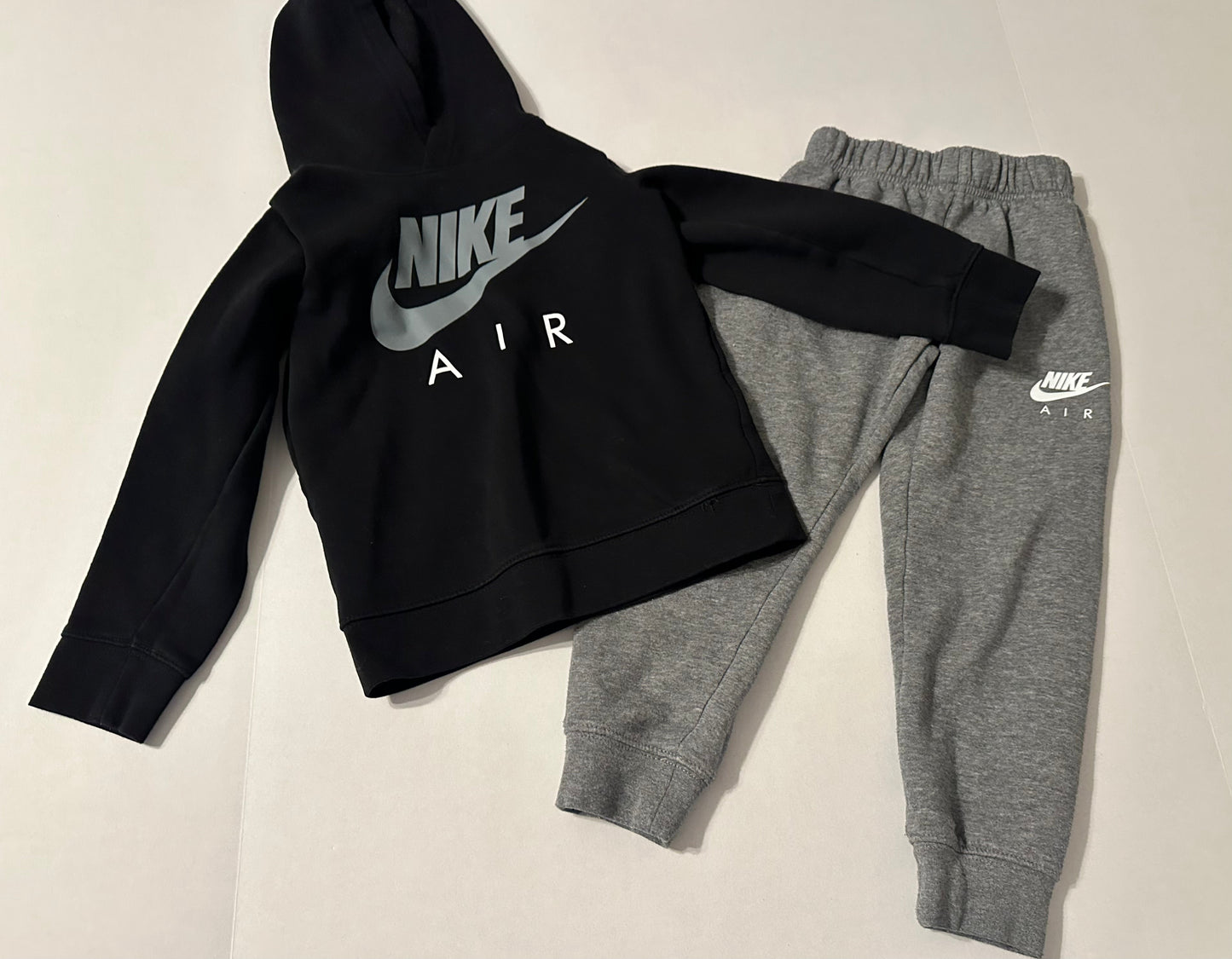 #160 Boys size 5 / small Nike sweatshirt and sweatpants set