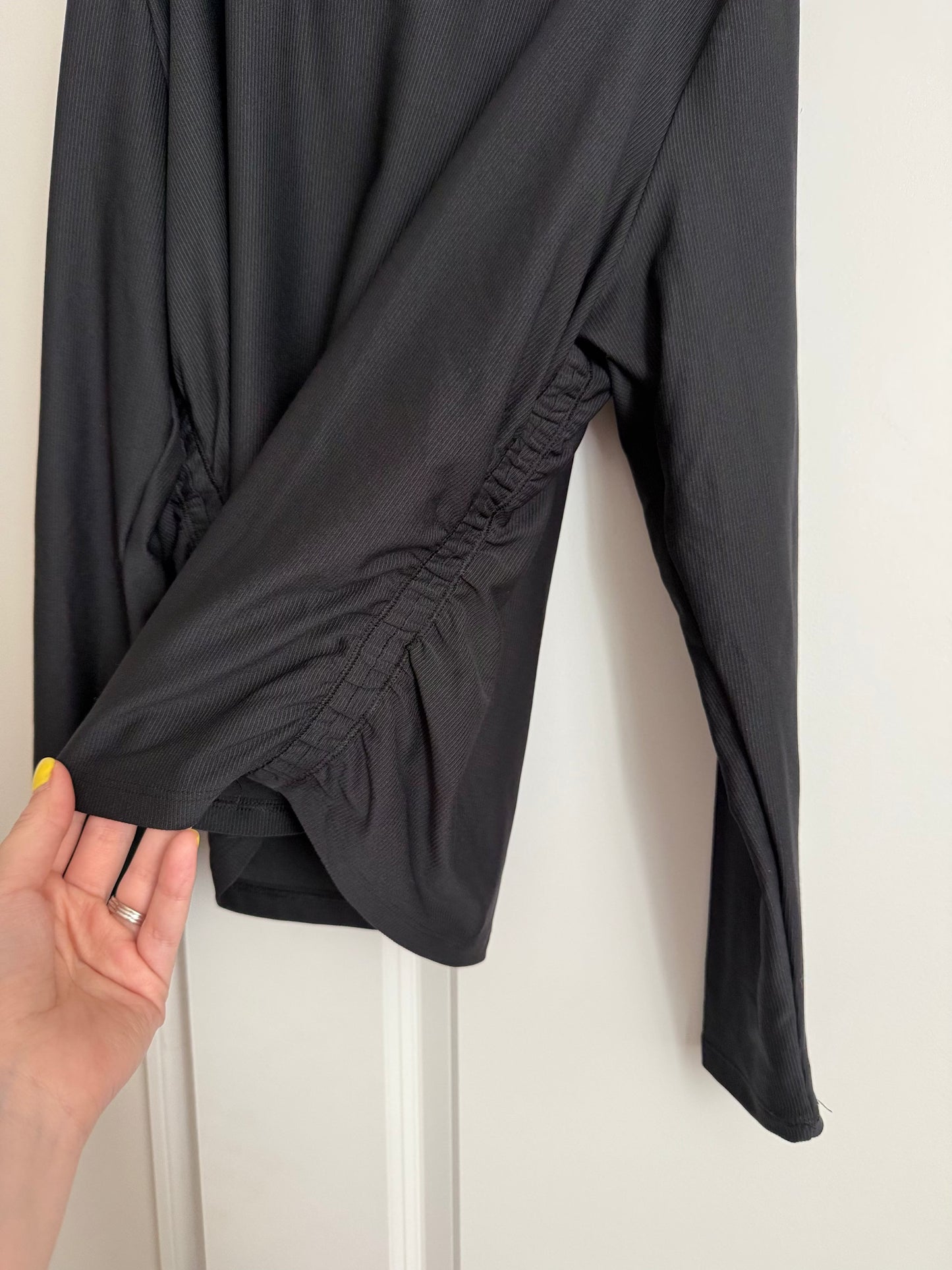 Seller 106: Womens L Ribbed All In Motion Black Shirt