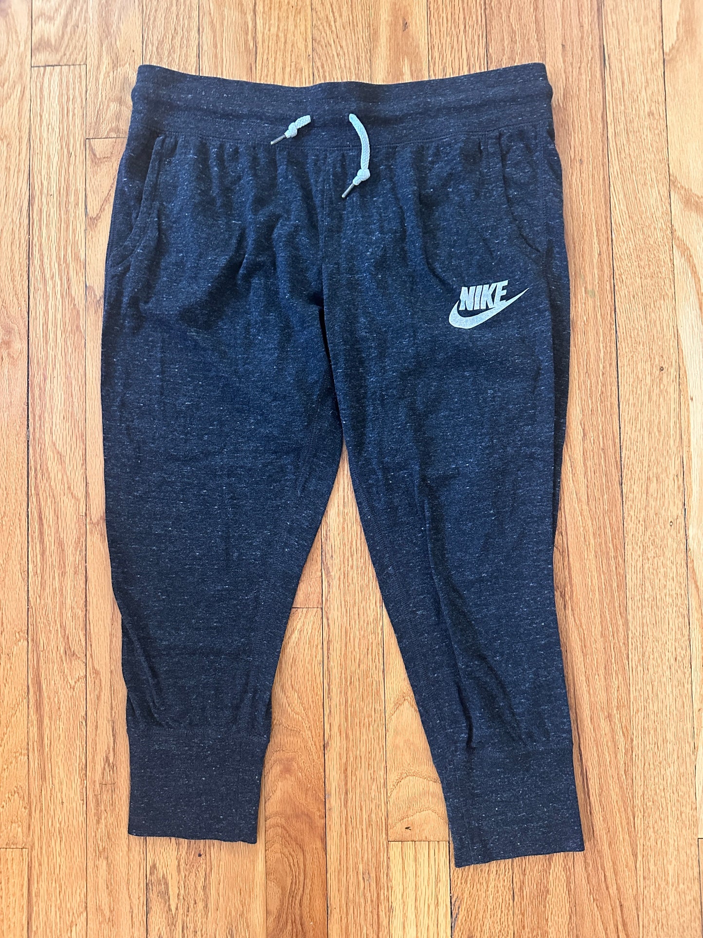 #94 REDUCED Nike Cropped Joggers - Women's M - VGUC