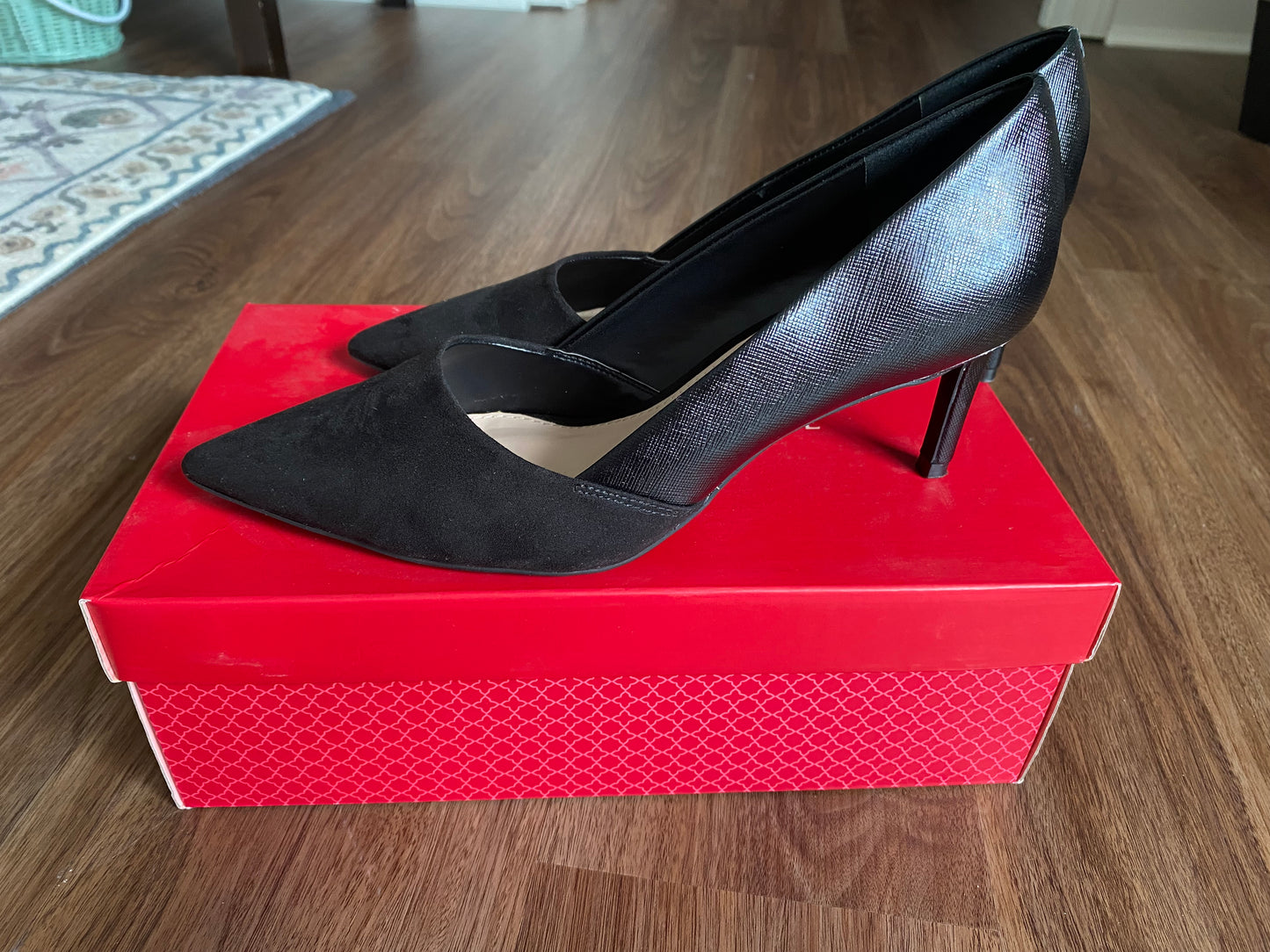 Seller 64 Women's Katie and Kelly size 8.5 black pumps