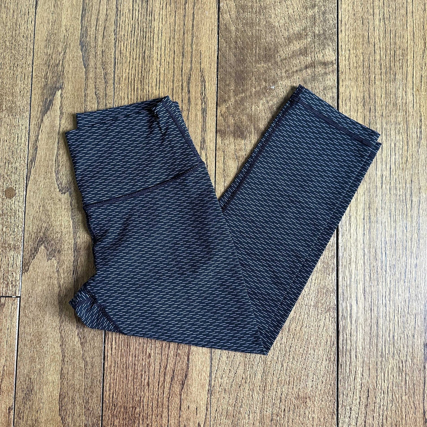 #95 VGUC Women's Lululemon Gray and Black Wunder Under Hi-Rise Crop Leggings, 21", size 8