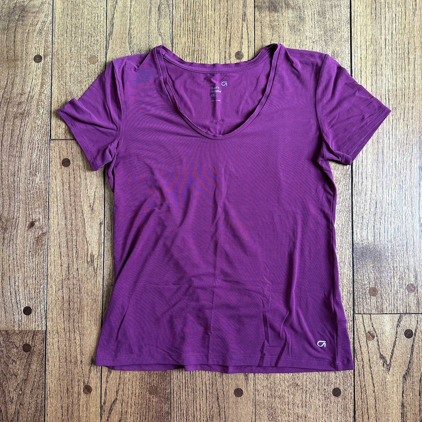 #95 VGUC Women's Gap Breathe Maroon Short Sleeve Shirt, size XS