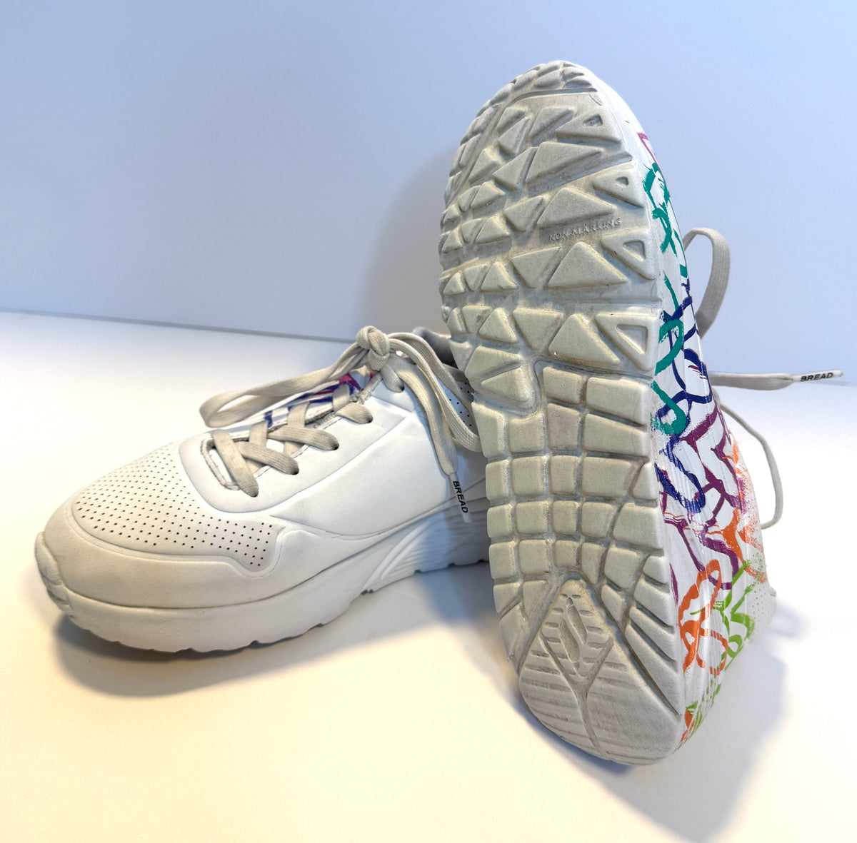 155 Girls Size 2 Sketchers White with Graffiti Hearts