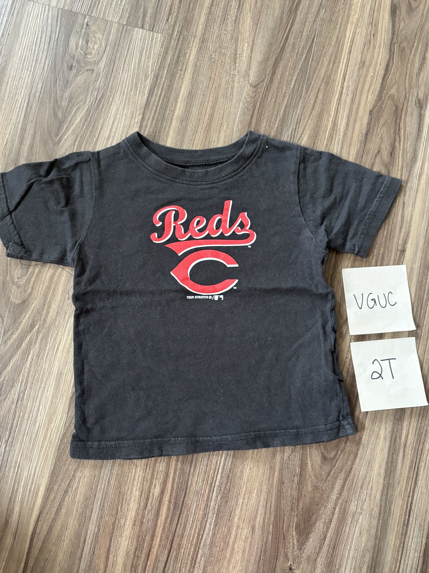 #138 - 2T Black VGUC Reds TShirt