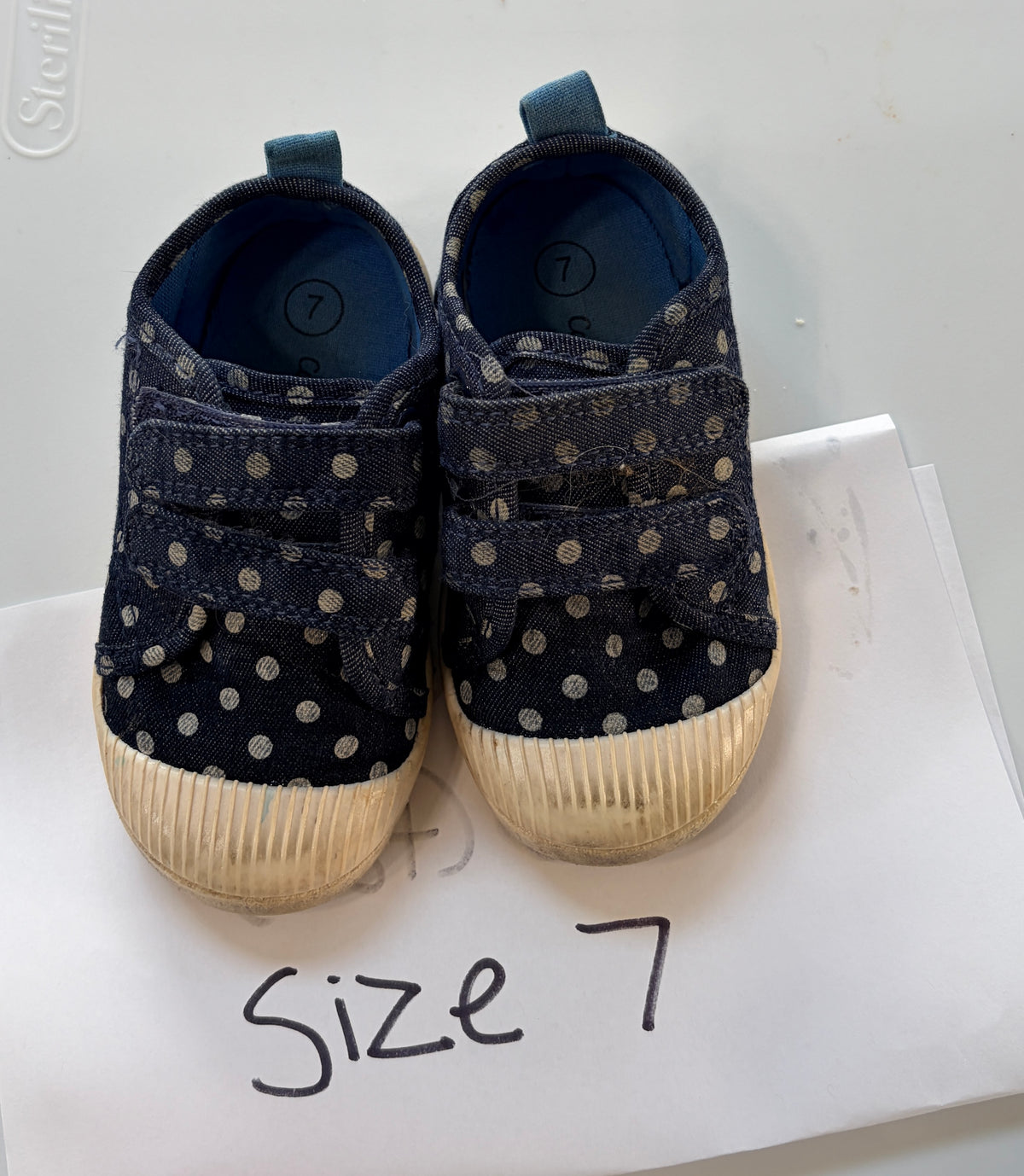#35 girls shoes size 7 cat and jack