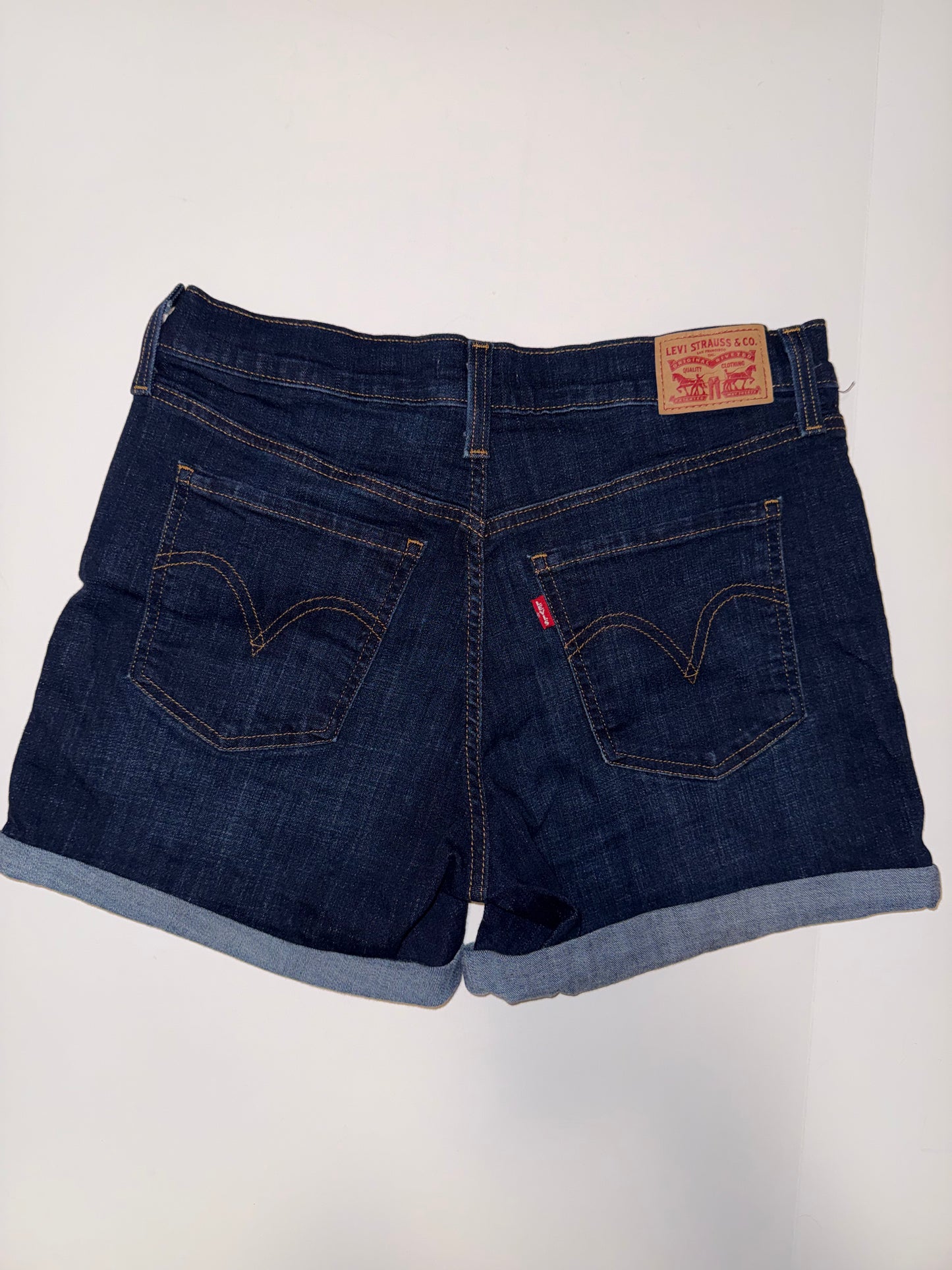 #106: Womens 30 (10) Levis Mid Length Shorts