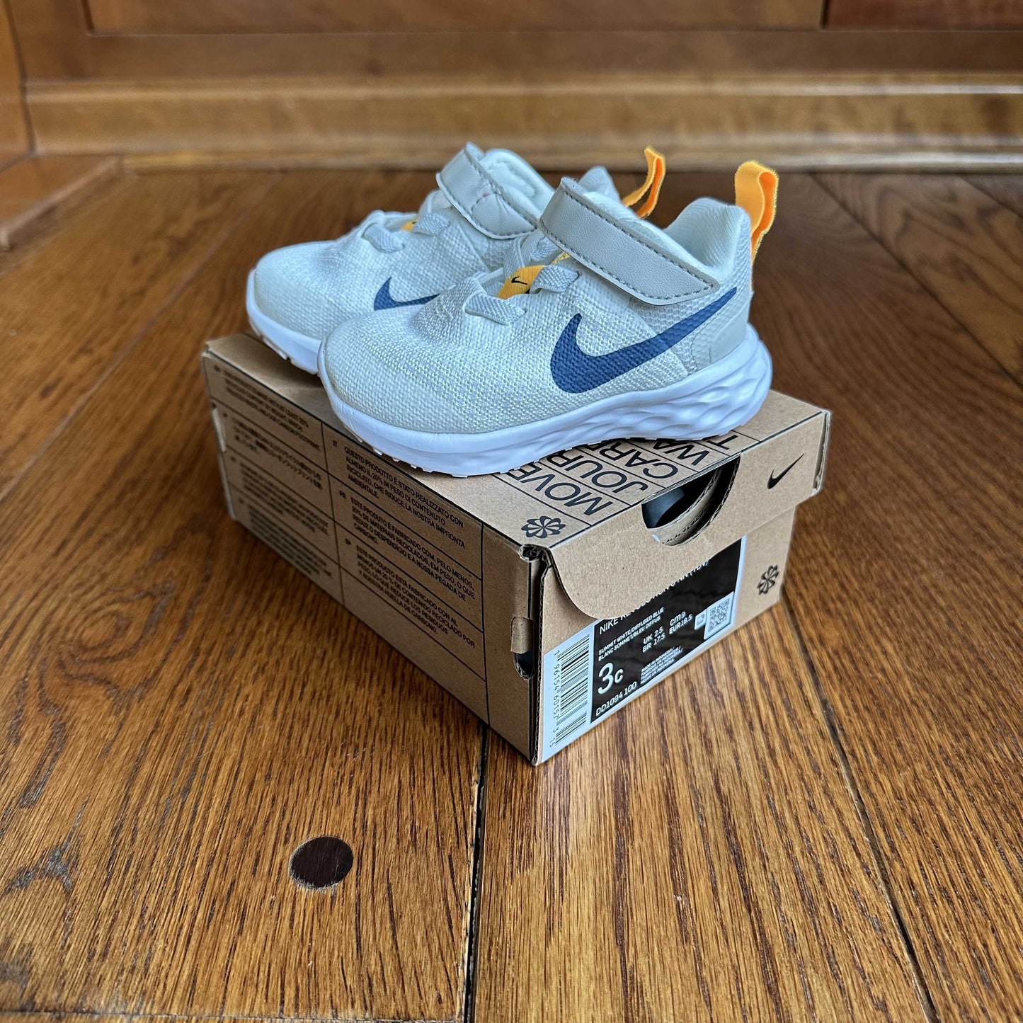#95 NEW Boys Nike Cream / Navy / Orange Tennis Shoes, size 3c