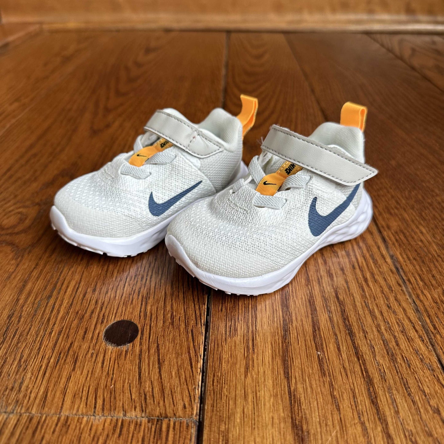 #95 NEW Boys Nike Cream / Navy / Orange Tennis Shoes, size 3c