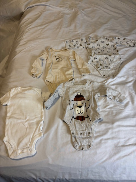#210 Carter's Boys Bundle of Onesies Size 3 months "4 onesies, bear theme"