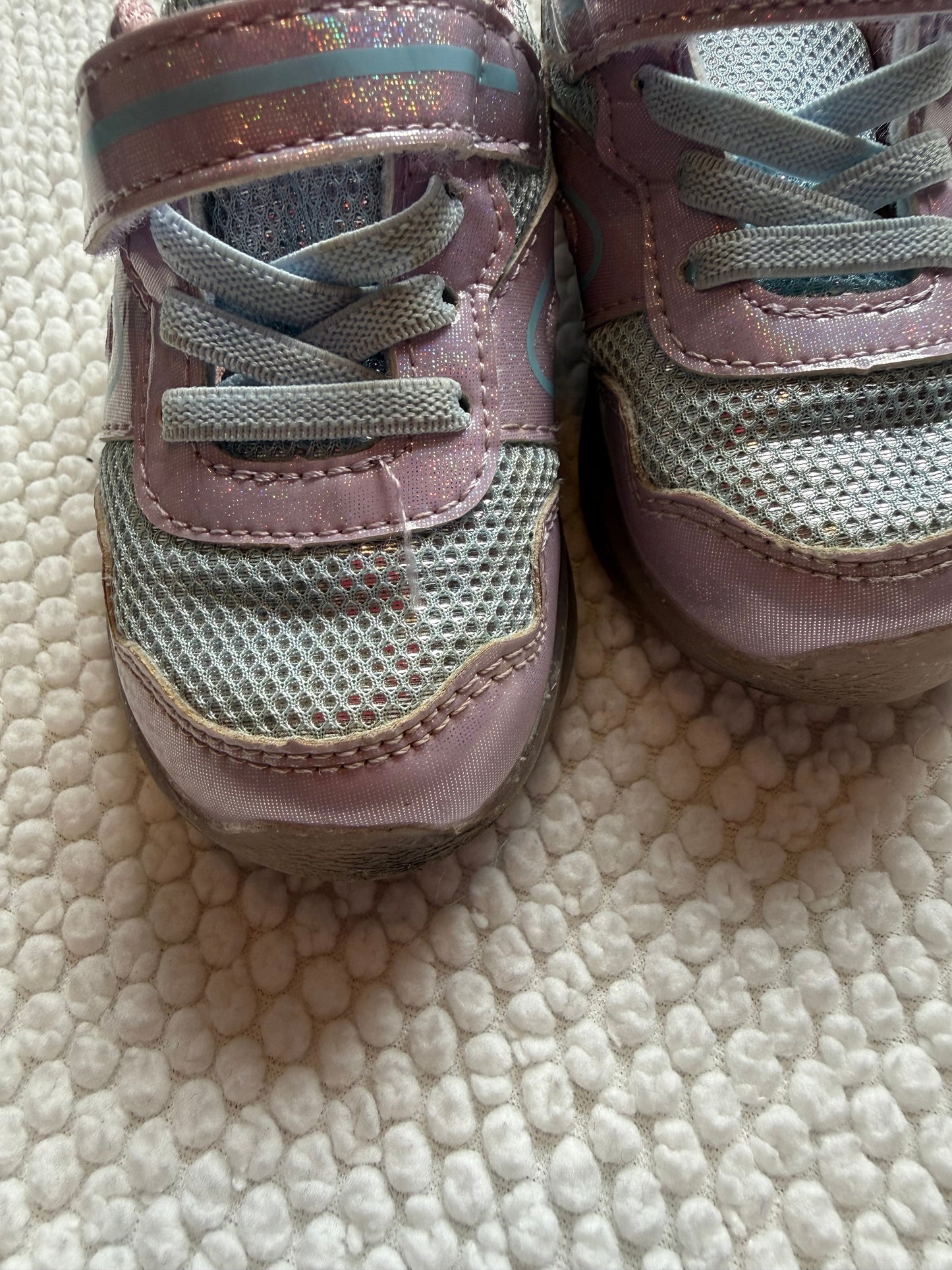 136 EUC girls light up velcro gym shoes size 6