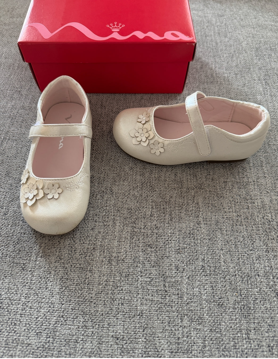 REDUCED #92 girls size 7 Nina white flower shoes. Worn once