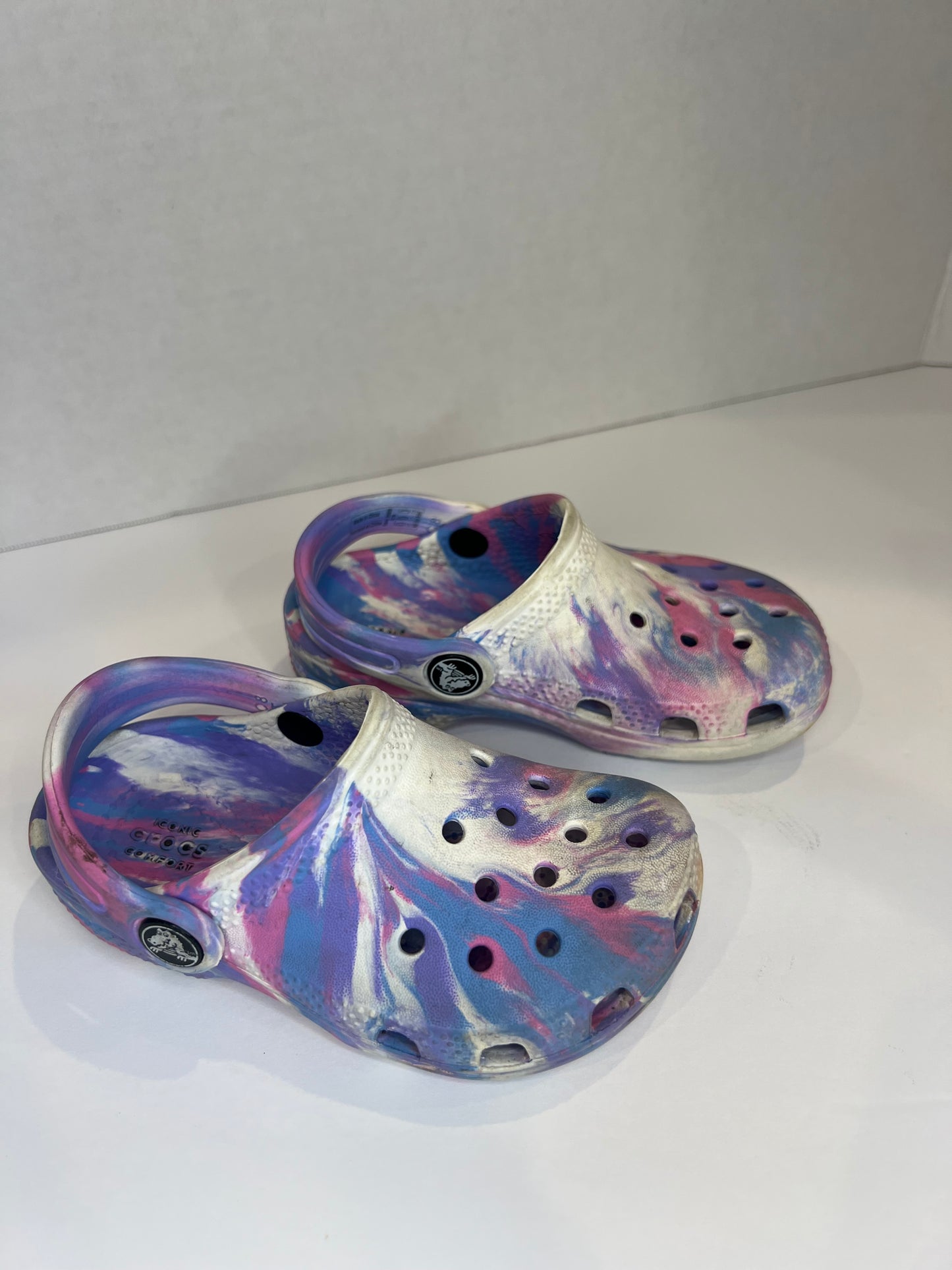 #156 girls size 8c crocs pink purple blue and white tie dye