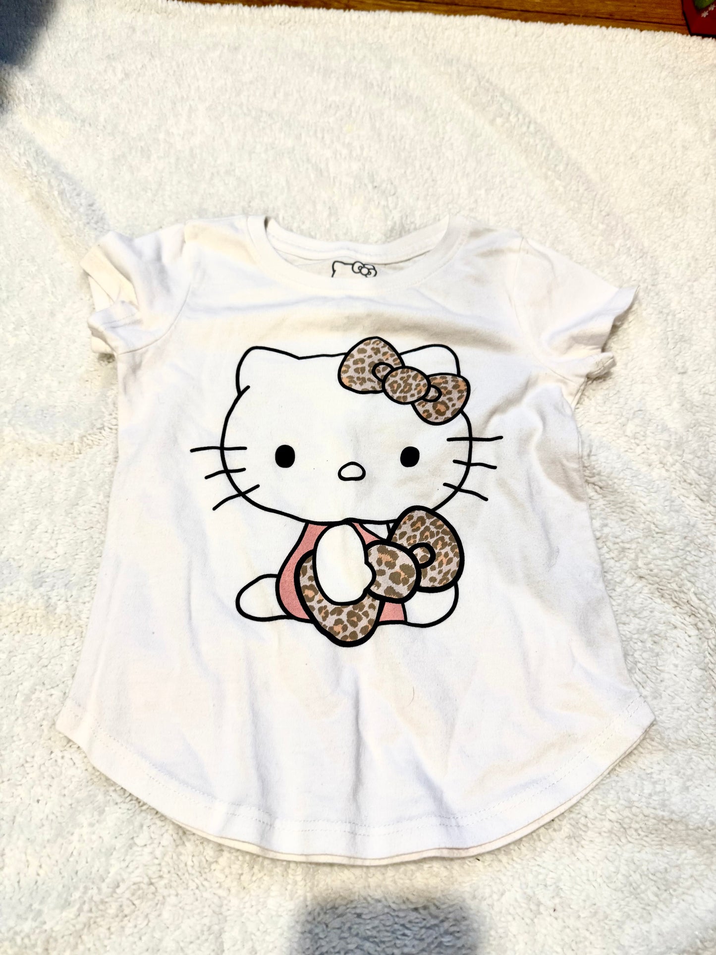 136 EUC Hello Kitty Shirt XS 4/5