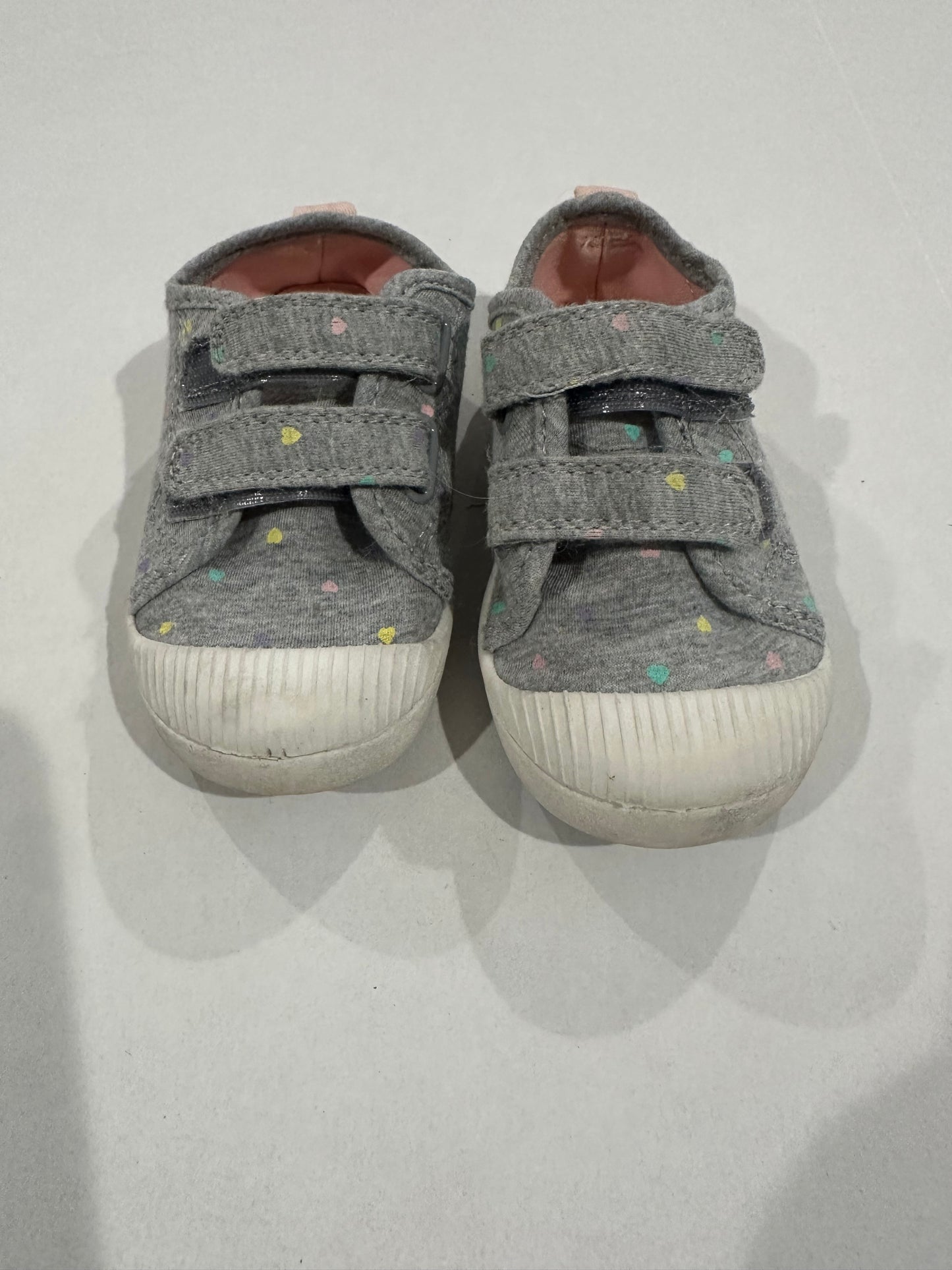 #160 Girls shoes size 7 Cat and Jack grey with hearts