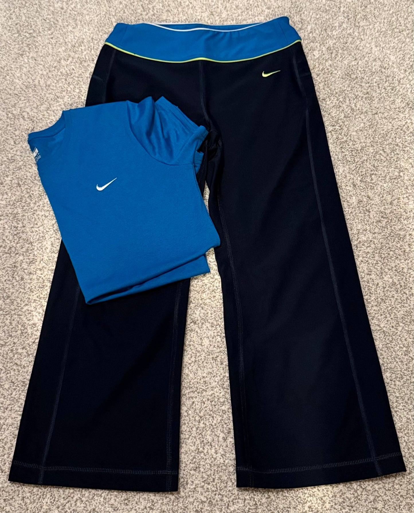 #14 Women’s Nike navy capri tights with matching shirt, sz small