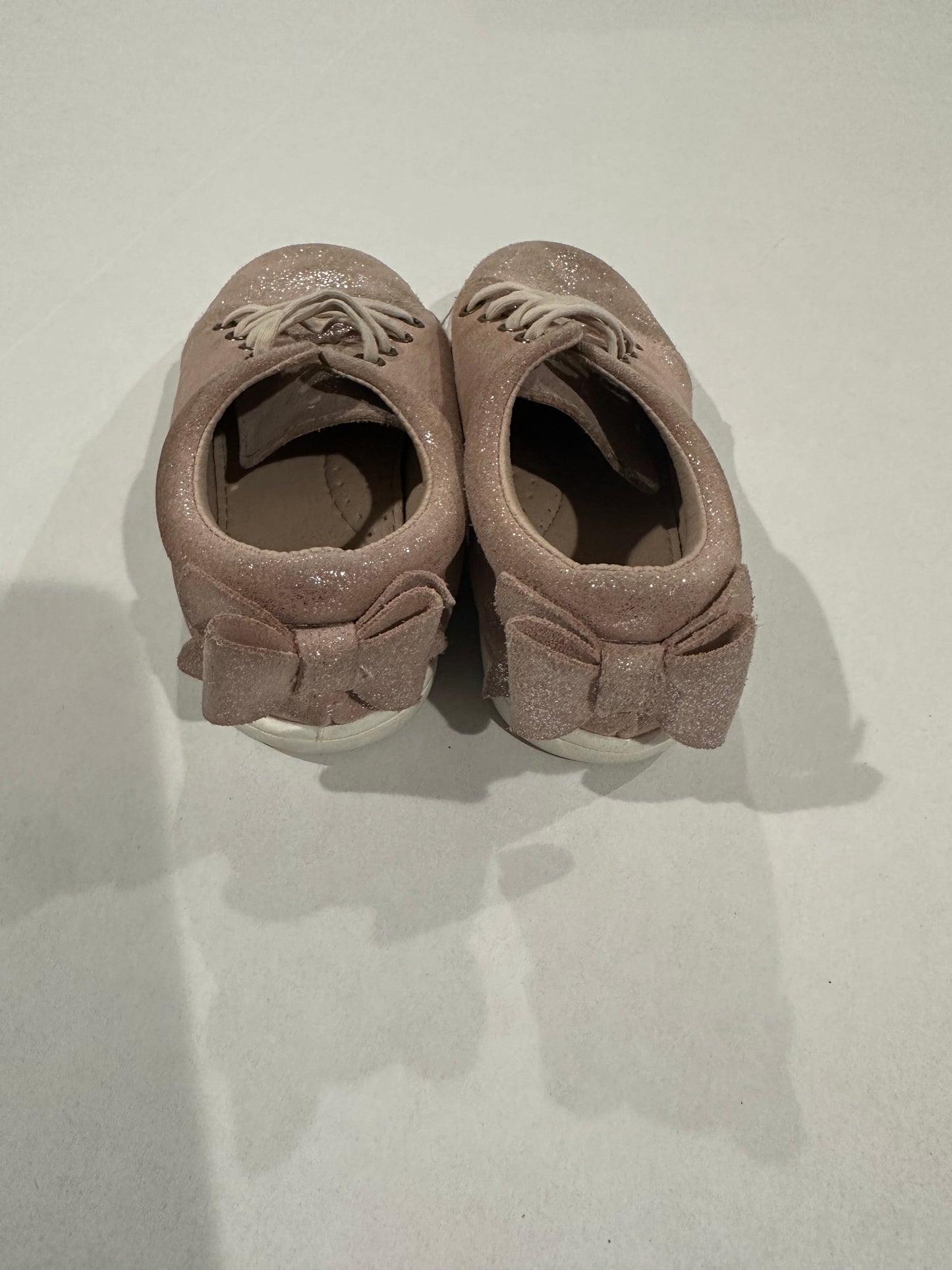 #160 Girls size 3-4 years (for like size 11) Monkey Feet pink sparkle low tops with cute bow detail on back
