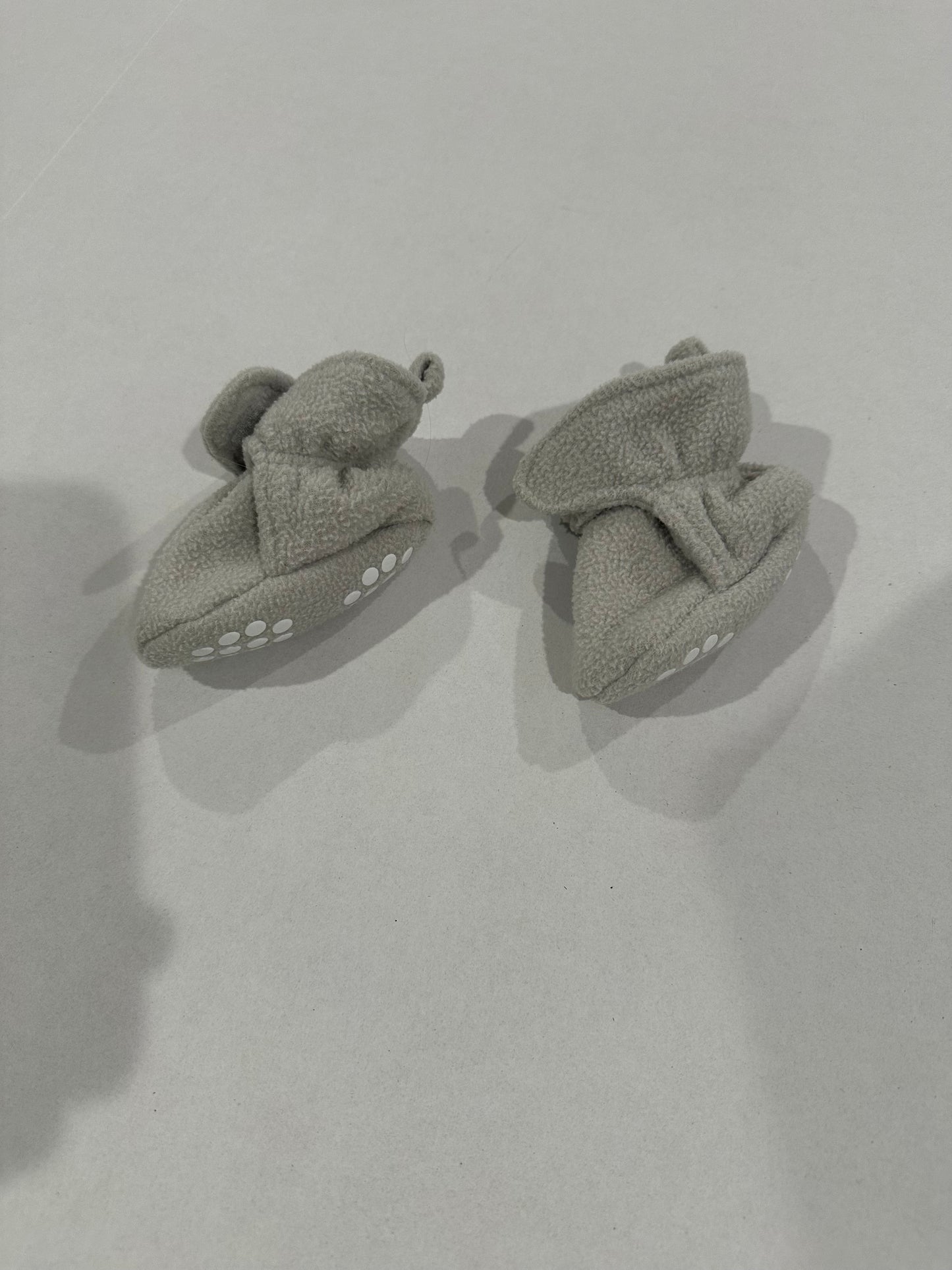 #160 Boys / girls / unisex baby fleece booties size 0-6 months