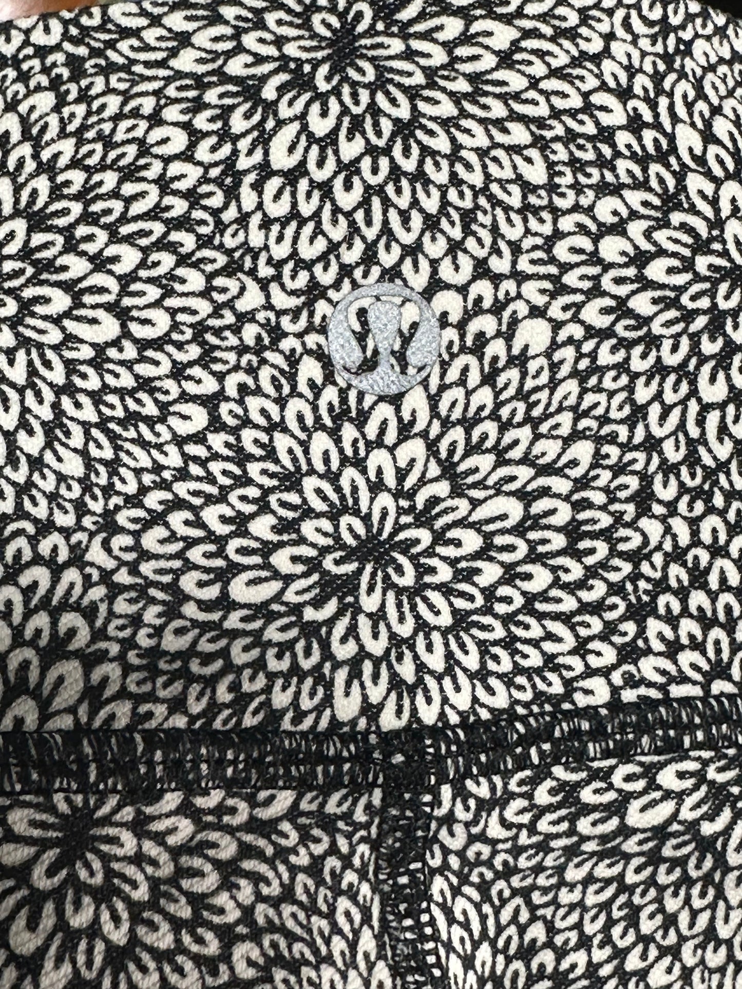 #186 Lululemon Wunder Under Black & White Floral Leggings - Women's 8 - EUC