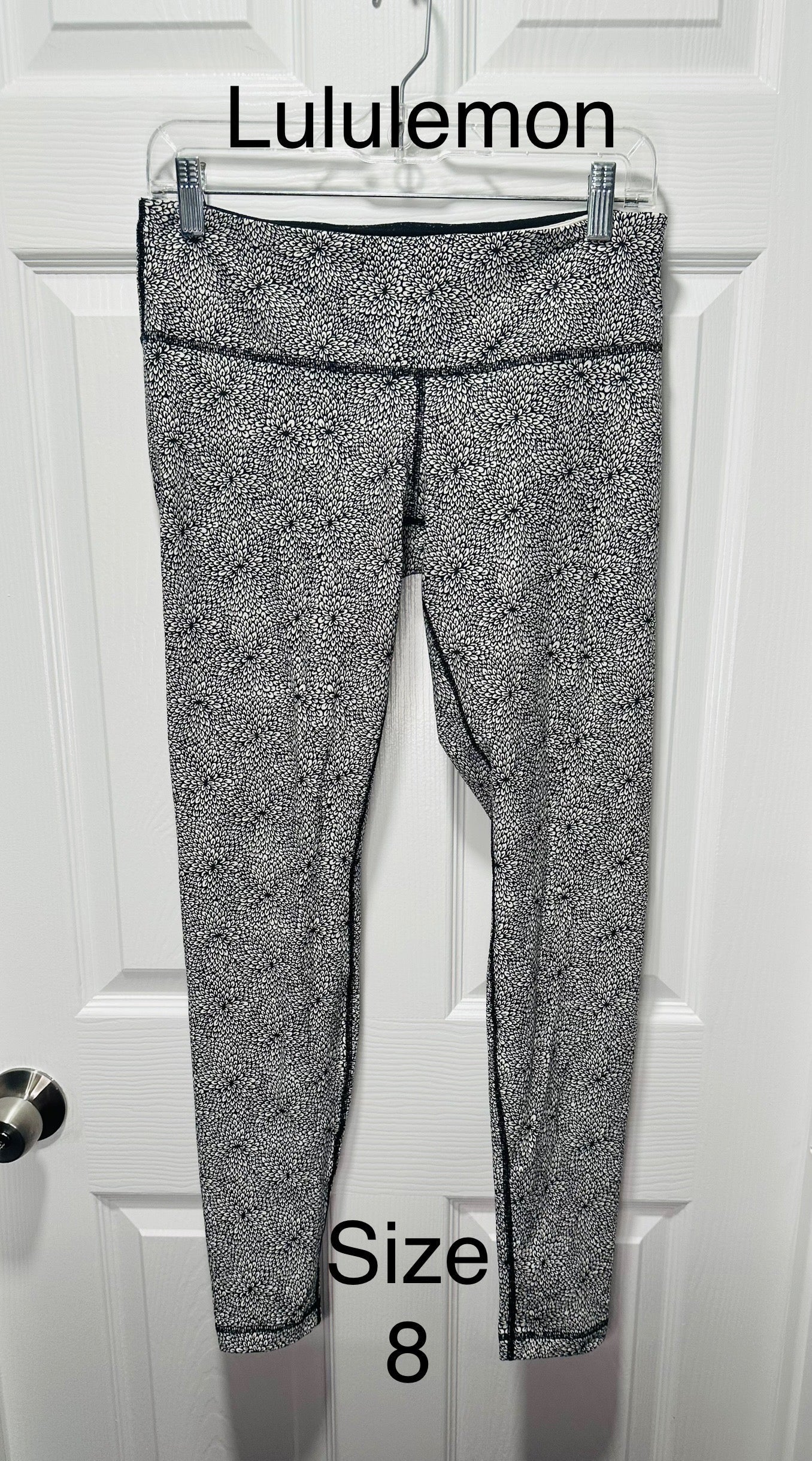 #186 REDUCED Lululemon Wunder Under Black & White Floral Leggings - Women's 8 - EUC