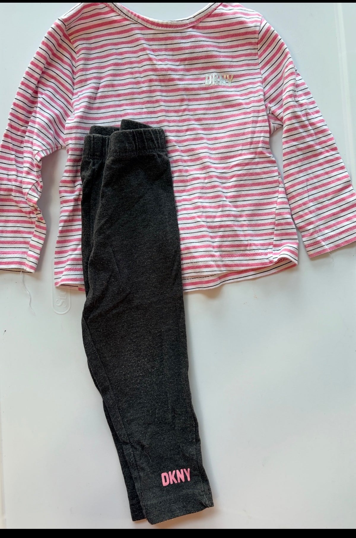 #35 12 months girls Outfit DKNY