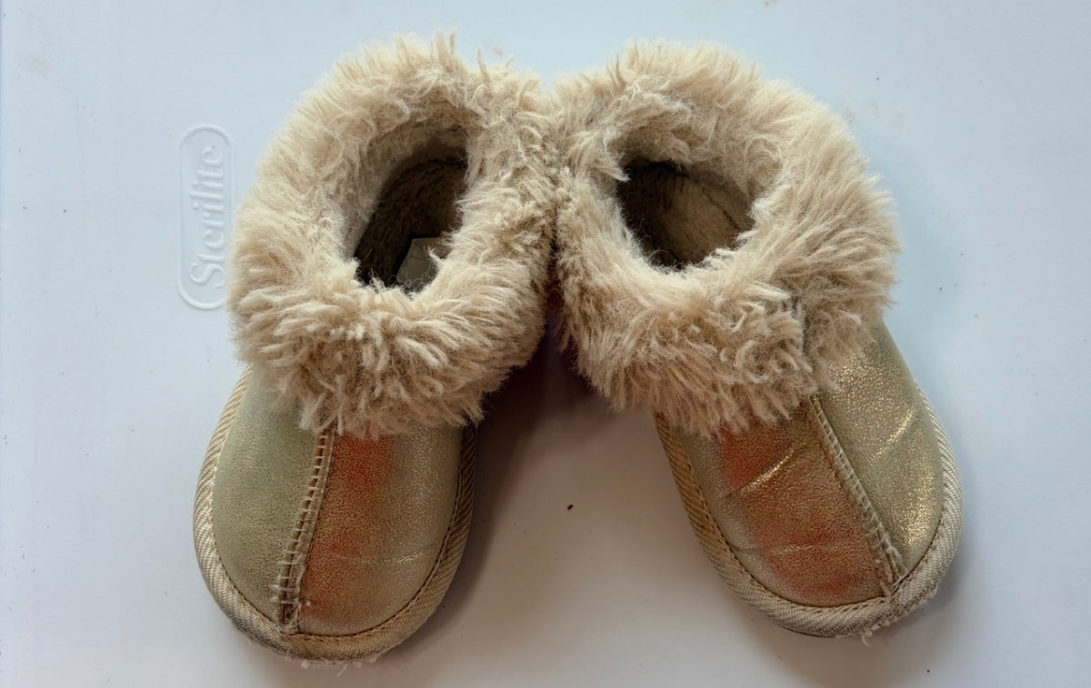 #35 girls size 7 fleece clogs cat and jack