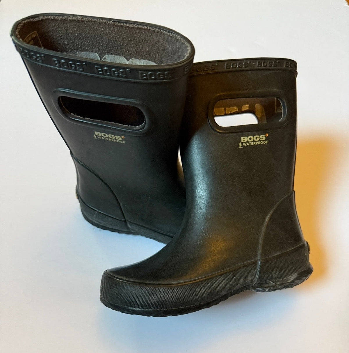 #41 | (11 kids) Bogs Black Rainboots, boy or girl