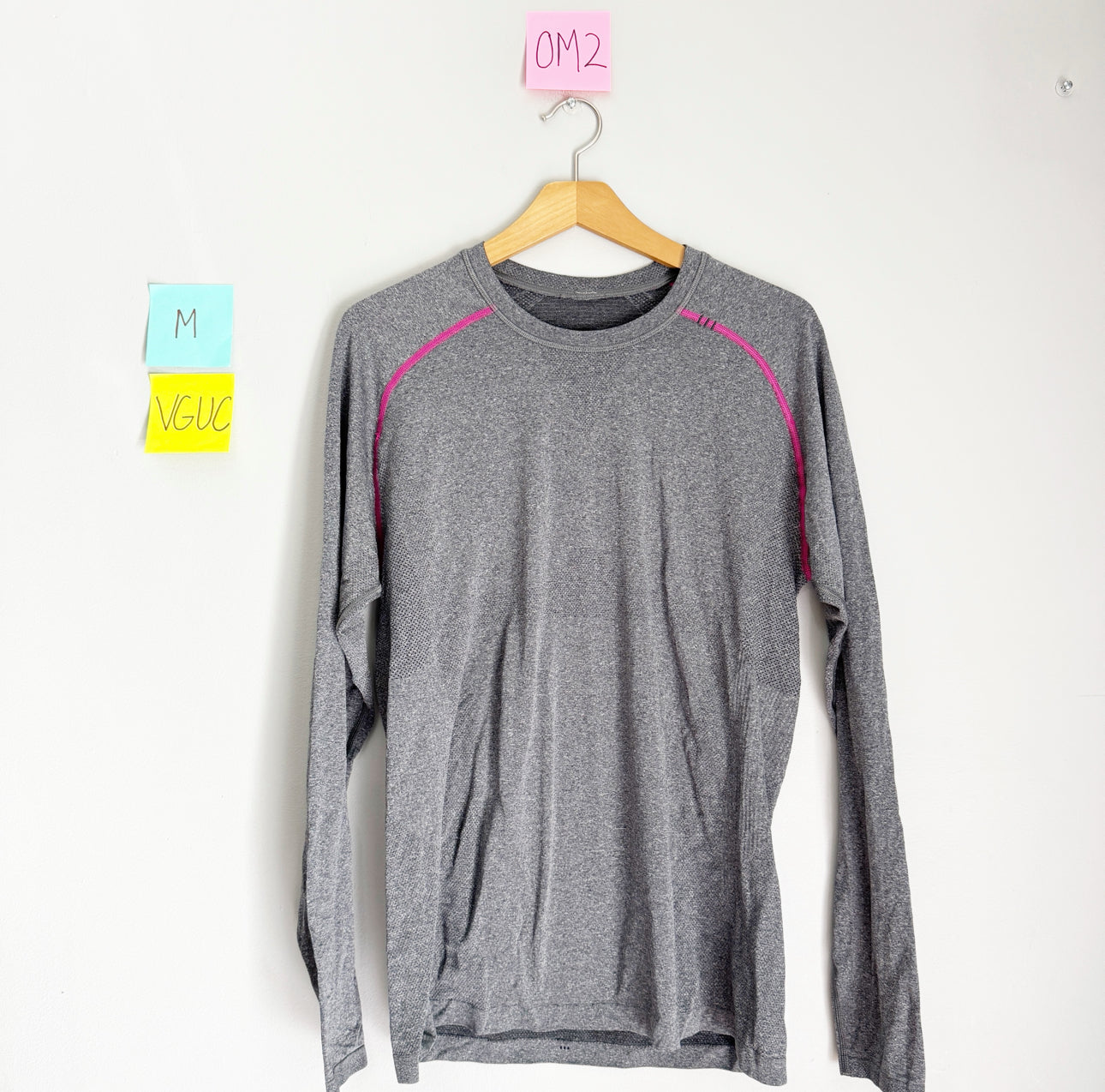 Seller 196 Lululemon Men’s vent tech top M